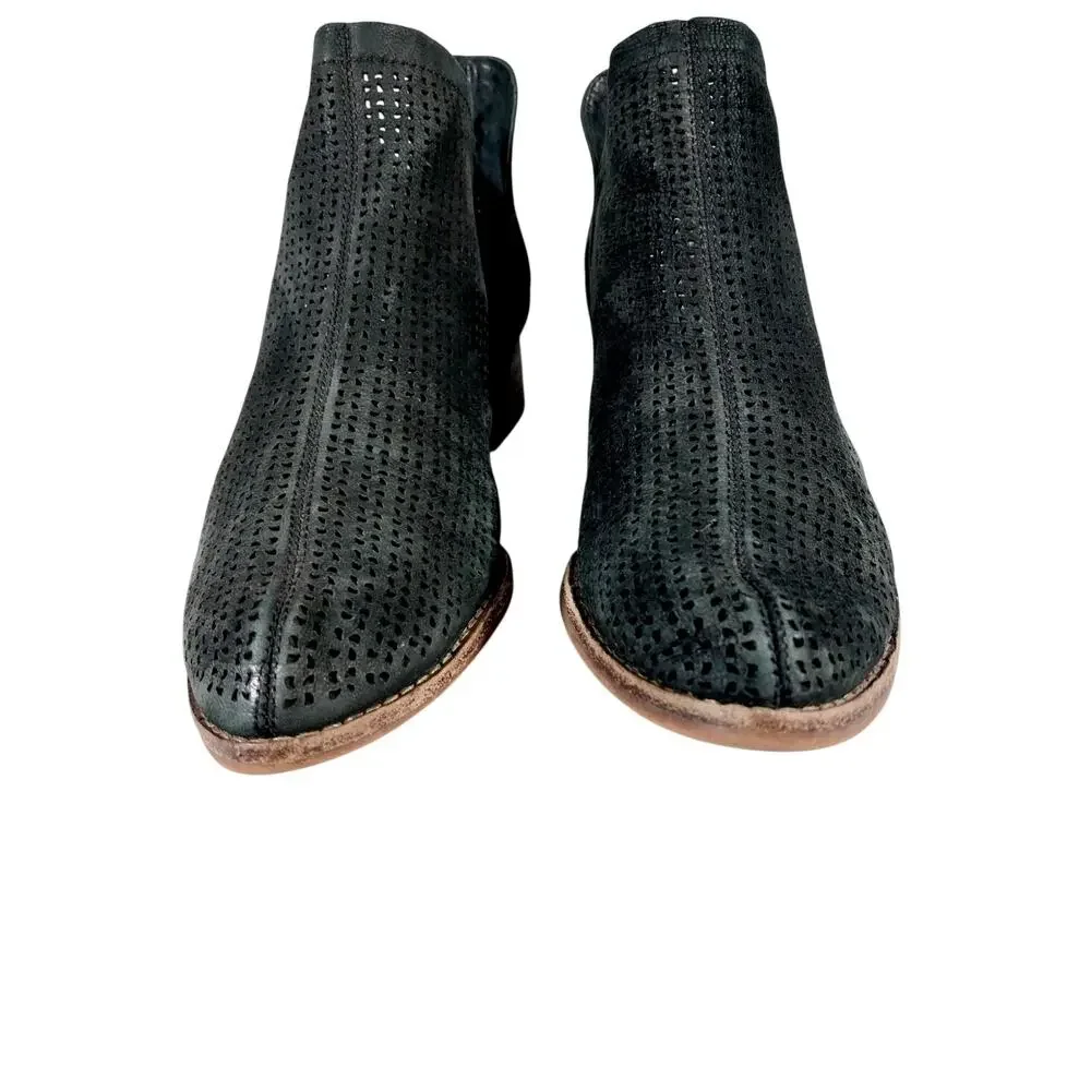 VINCE CAMUTO! BLACK GENUINE SUEDE LEATHER PERFORATED FINISH ANKLE BOOTS! SZ 5.5M